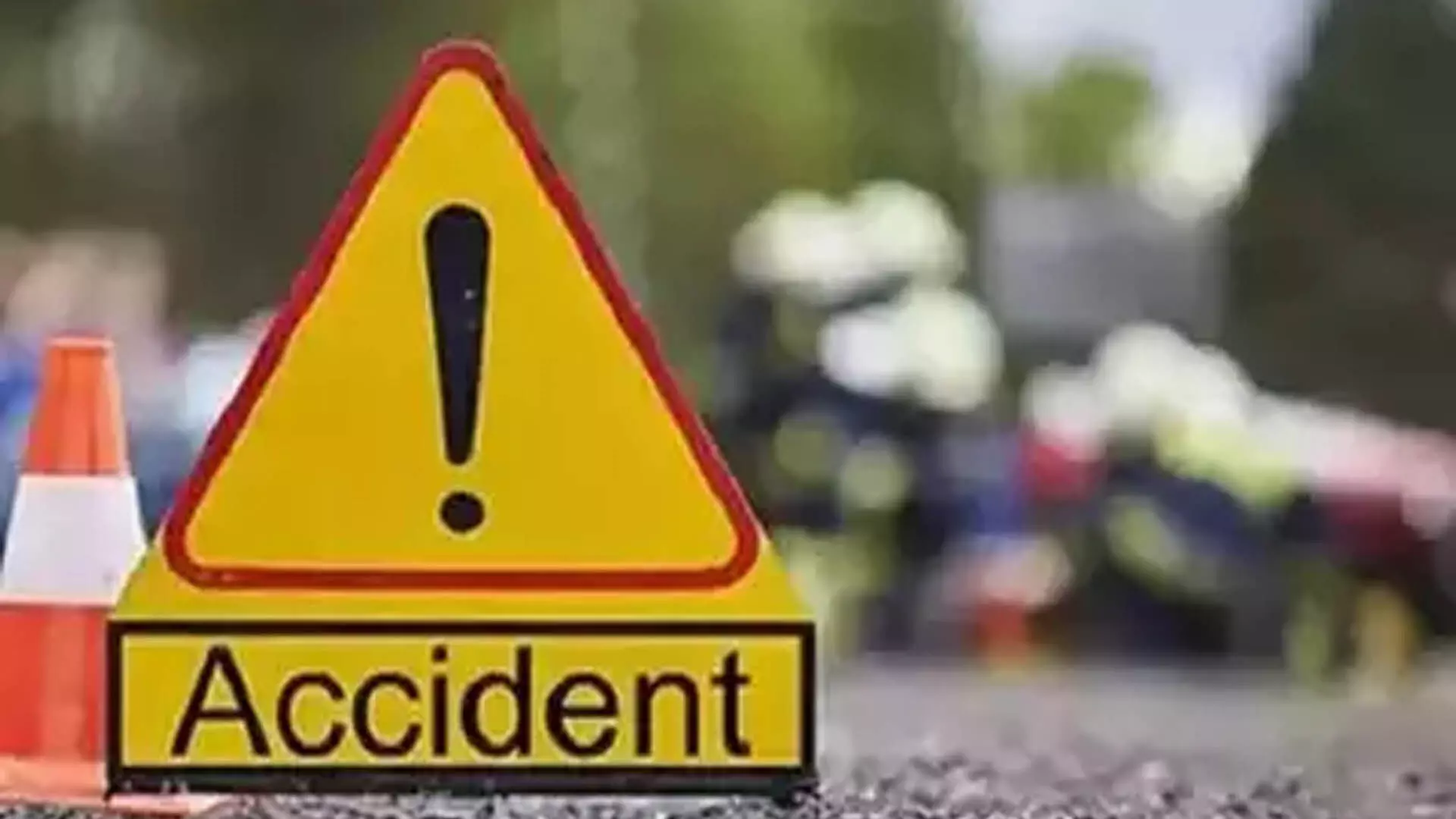 दिल्ली के बदरपुर फ्लाईओवर पर कार-ट्रक की टक्कर में 3 की मौत, 4 घायल