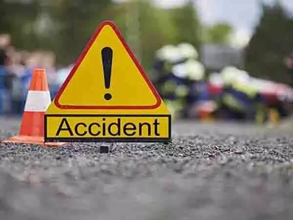 बदरपुर फ्लाईओवर पर ट्रक-कार की टक्कर में 3 की मौत, 4 घायल