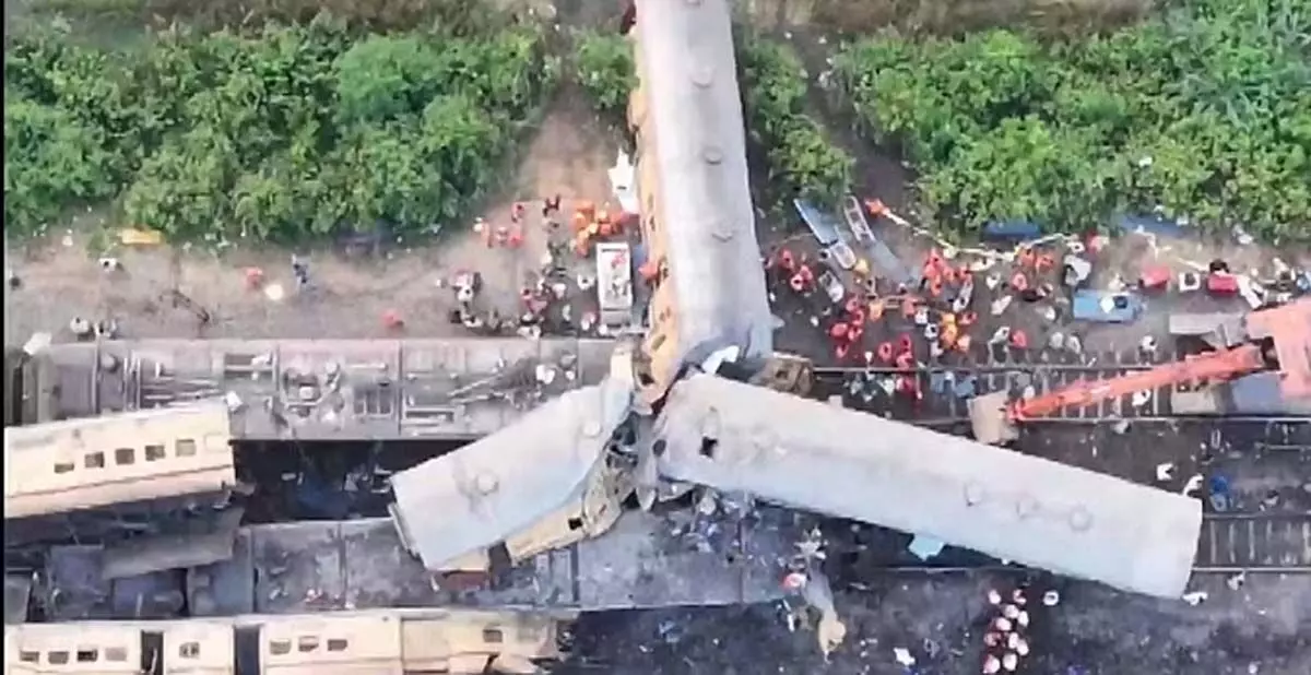 रेल हादसा: 14 यात्रियों की मौत, लोको पायलट मोबाइल फोन पर देख रहे थे क्रिकेट मैच