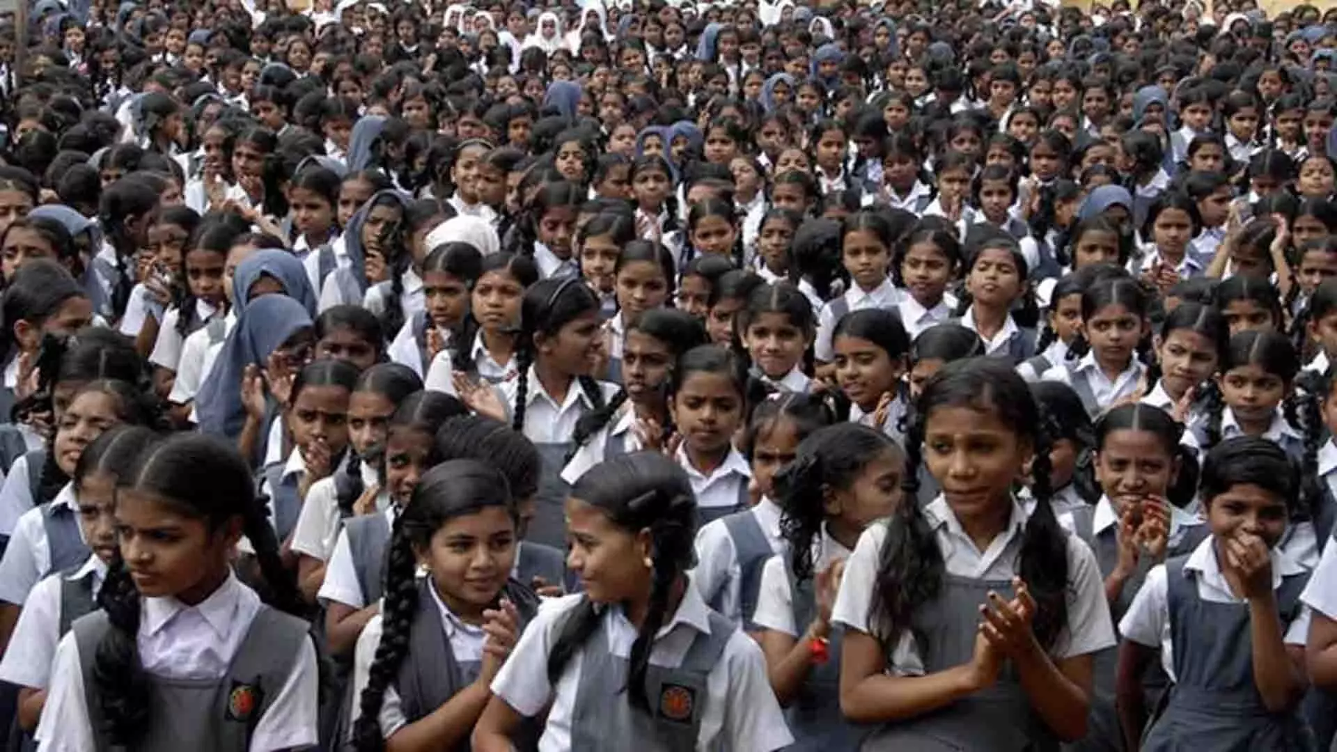 स्टिच-अप दावे के बीच कोल्हापुर की फर्म ने स्कूल यूनिफॉर्म की बोली जीती