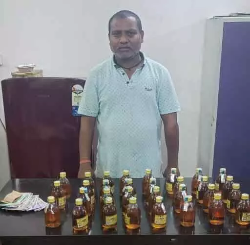 टिकरापारा पुलिस ने शराब कोचिया को दबोचा