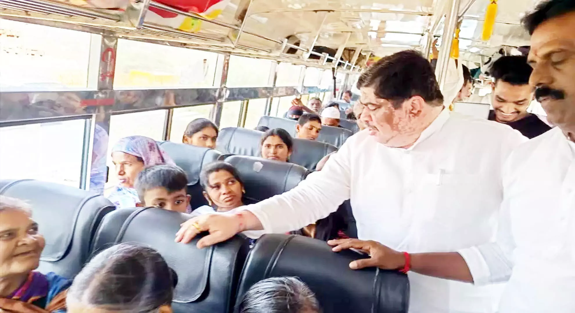 मंत्री पोन्नम प्रभाकर ने आरटीसी बस यात्रा में अचानक यात्रा की, यात्रियों से मुलाकात की