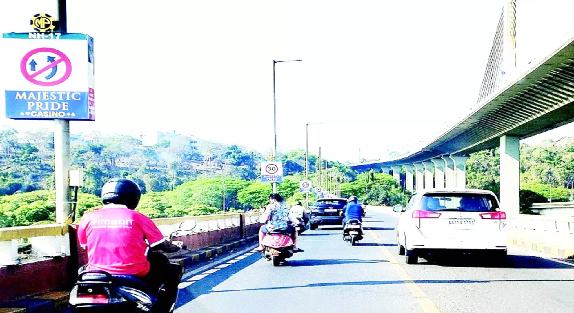 उत्तरी गोवा कलेक्टर की गाड़ी मंडोवी पुल पर खतरनाक तरीके से ओवरटेक करती है