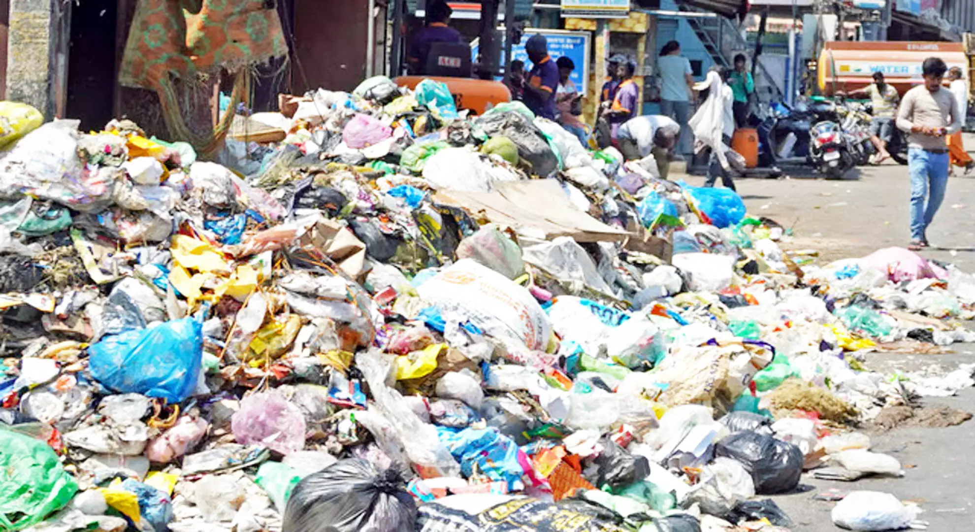 मदुरै निगम सड़कों से गाद, कचरा साफ करने के लिए विशेष अभियान चलाता है