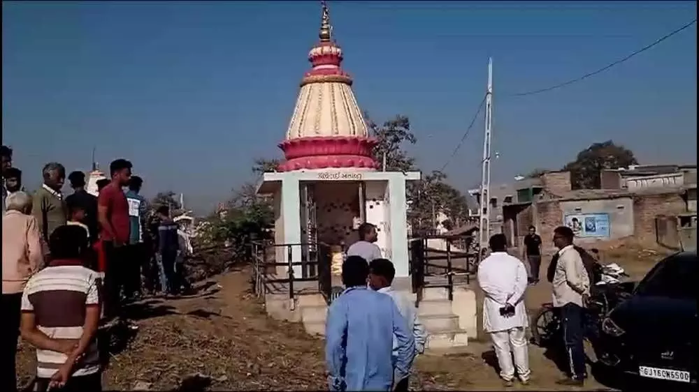 वडोदरा: अज्ञात लोगों द्वारा मंदिर में मूर्ति तोड़कर गायब करने पर लोगों में आक्रोश