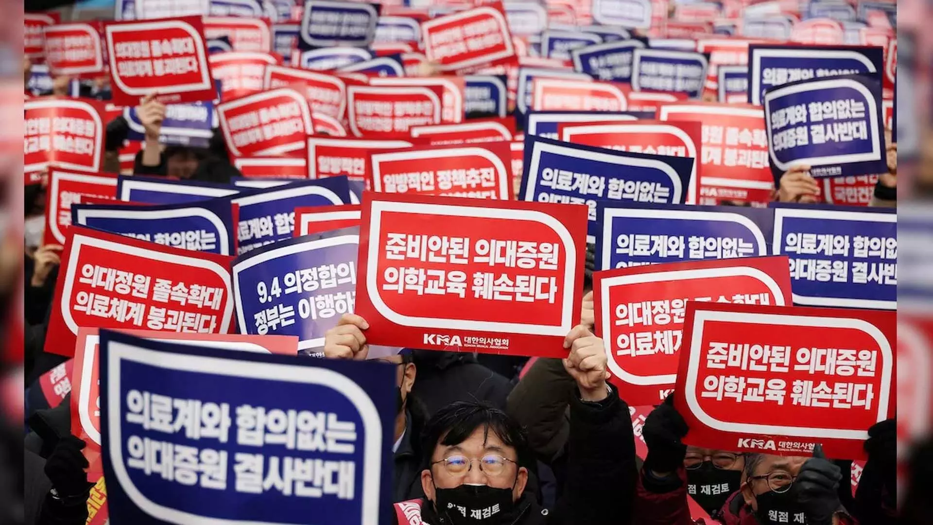 दक्षिण कोरिया वॉकआउट करने वाले डॉक्टरों के खिलाफ कानूनी कार्रवाई करेगा