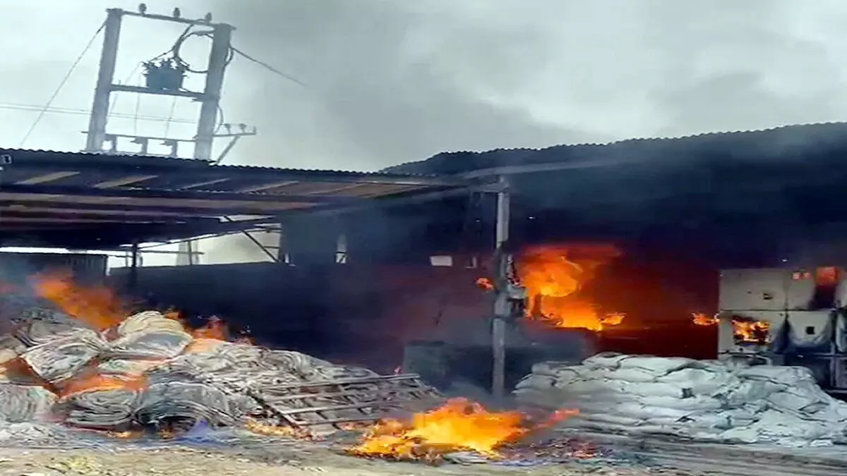 राइस इंडस्ट्री जल कर राख, 50 लाख का नुकसान 4 घंटो बाद आग पर काबू