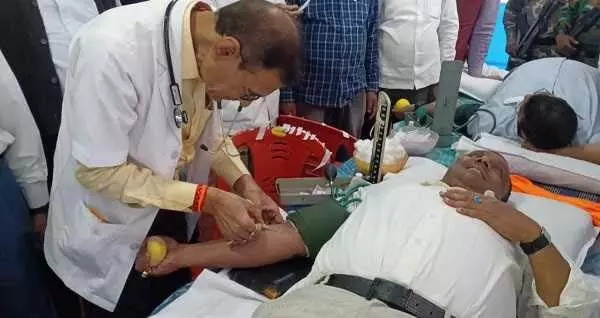 टाटा मोटर्स वर्कर्स यूनियन के ब्लड डोनेशन शिविर में स्वास्थ्य मंत्री बन्ना गुप्ता ने किया रक्तदान