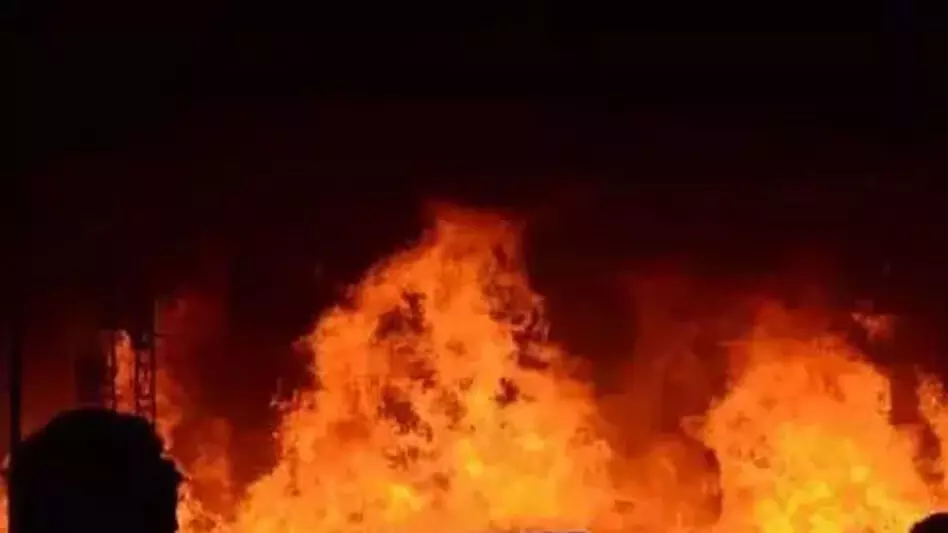 नागांव में भीषण आग लगने से लाखों की संपत्ति जलकर खाक हो गई