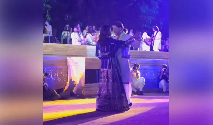 प्री-वेडिंग पार्टी में शाहरुख, गौरी खान ने डांस किया