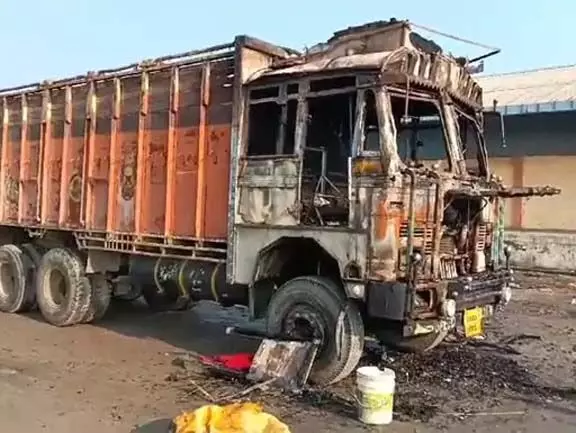 रेलवे के यार्ड में खडी ट्रक में लगी आग