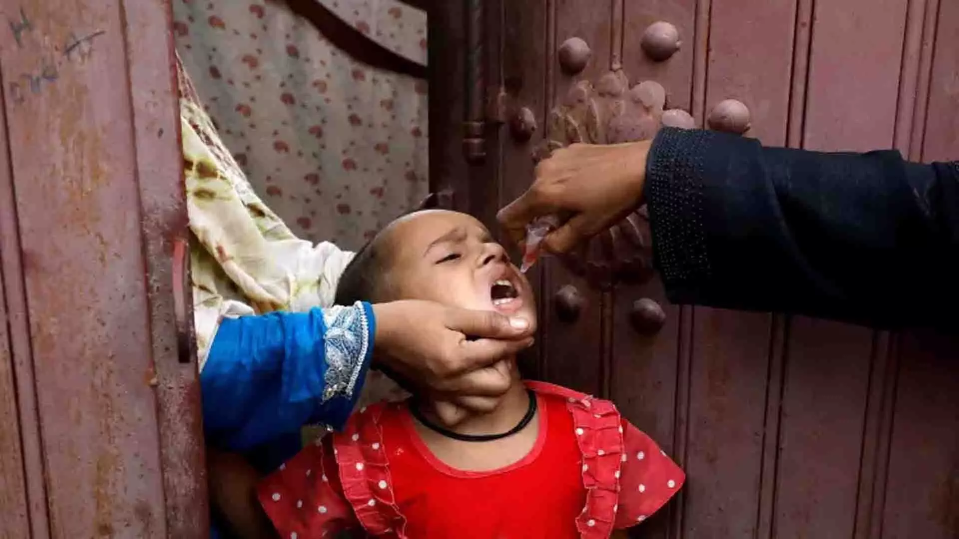 पाकिस्तान में एंटी पोलियो टीम पर हमला, 2 घायल