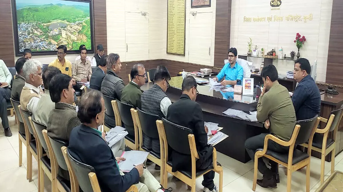 पात्र व्यक्तियों के ई श्रम कार्ड प्राथमिकता से बनवाए जाएं - जिला कलक्टर -साप्ताहिक समीक्षा बैठक सम्पन्न