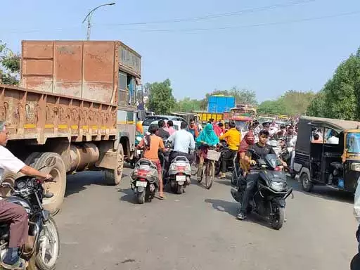 रेलवे फ्लाई ओवर ब्रिज से गुजरने वाले परेशान, यातायात हो रहा प्रभावित