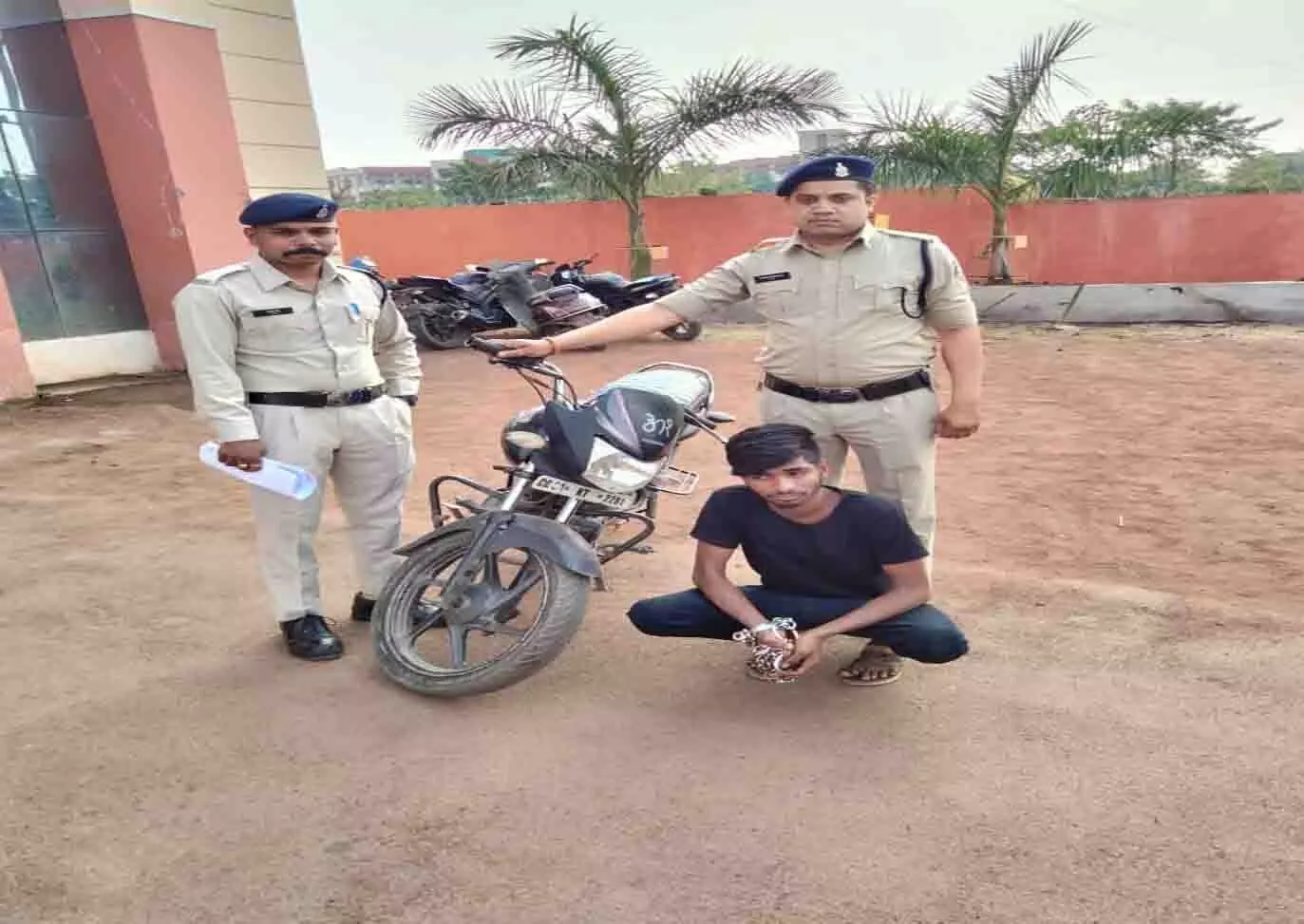 कबीर नगर में बाइक चोरी करने वाला शातिर चोर गिरफ्तार