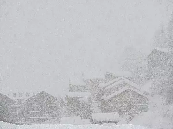 Himachal News: बर्फबारी के कारण 5 राष्ट्रीय राजमार्गों समेत 601 सड़कें बंद