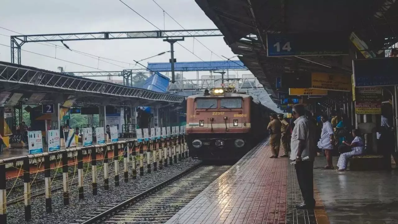 केंद्रीय मंत्री अनुराग ठाकुर ने रेलवे स्टेशन ऊना से हरिद्वार के लिए ट्रेन को दिखाई हरी झंडी