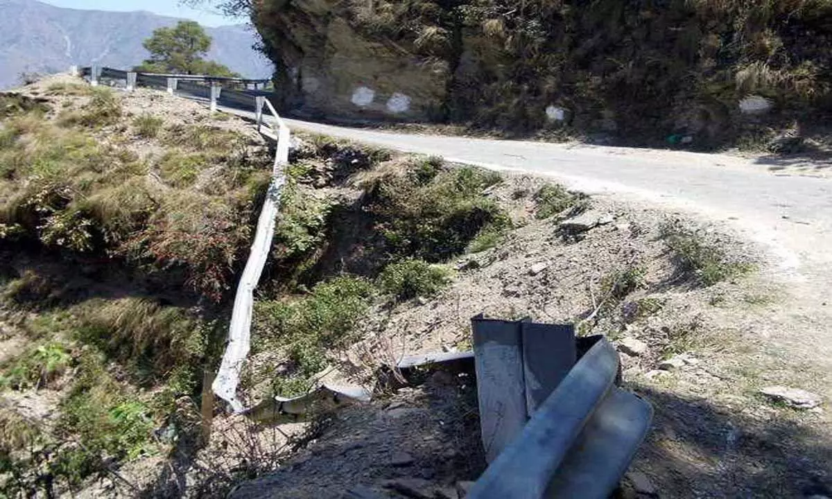 रामबन घाटी में कार गिरने से 4 की मौत, 3 घायल