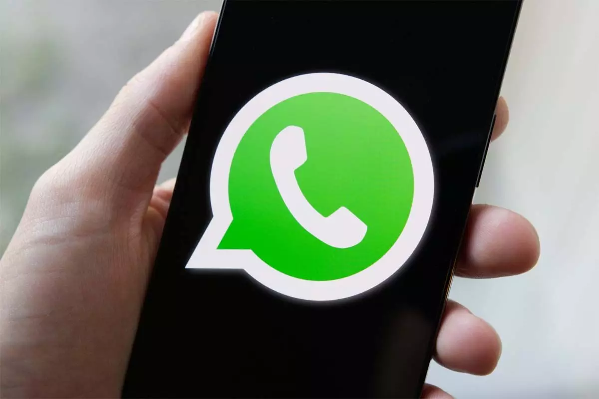 WhatsApp ने यूजर्स को चौंकाया, रंग में कर दिया बदलाव