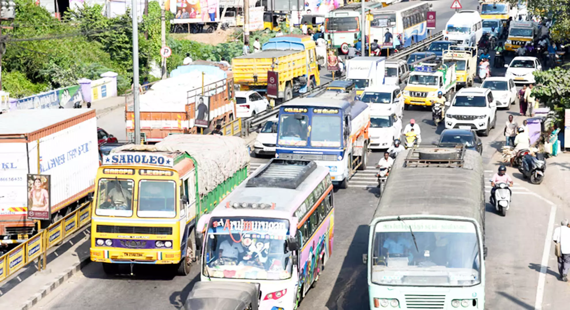कोयंबटूर में थडगाम रोड पर मेडियन के कारण यातायात जाम हो रहा