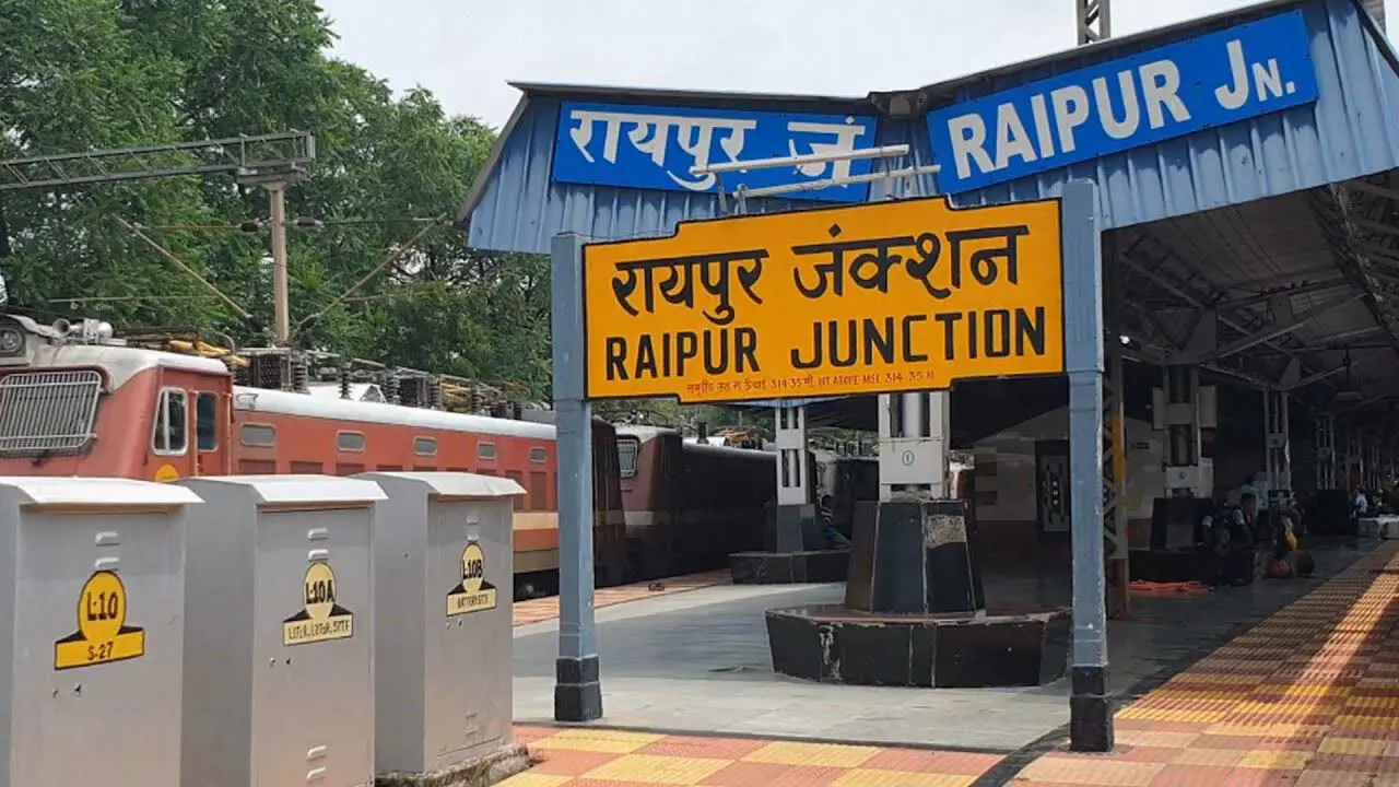 रायपुर रेलवे स्टेशन में बॉक्स पार्सलों की GST टीम ने की जांच