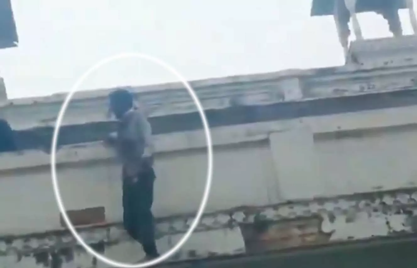 LIVE वीडियो: आत्महत्या करने बिल्डिंग पर चढ़ा युवक, पुलिस ने उठाया ये कदम