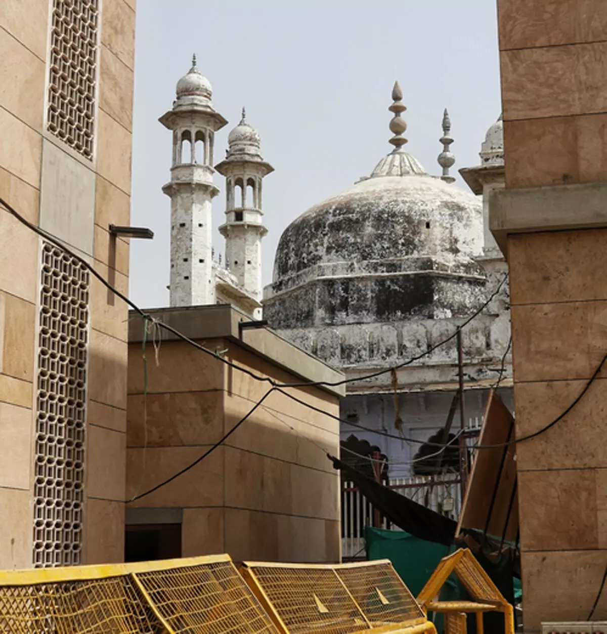 ज्ञानवापी मामला: मंदिर ट्रस्ट के सीईओ ने की तहखाने की छत की मरम्मत की मांग