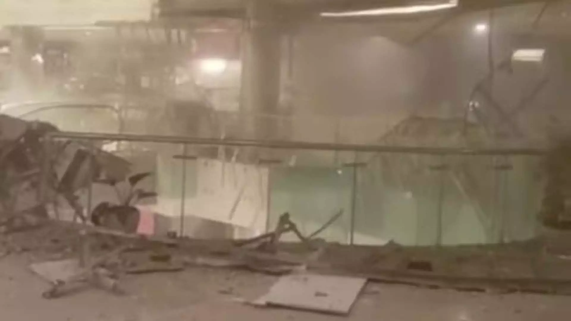 वीडियो में दिल्ली के एंबिएंस मॉल की क्षतिग्रस्त छत दिखाई गई