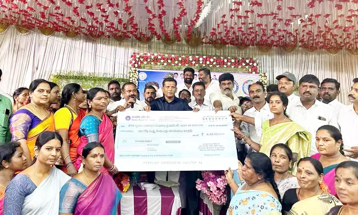 गुड्डमपल्ली वेणु रेड्डी ने हिंदूपुरम में वाईएसआर आसरा वरोत्सवलु अनुदान कार्यक्रम में भाग लिया