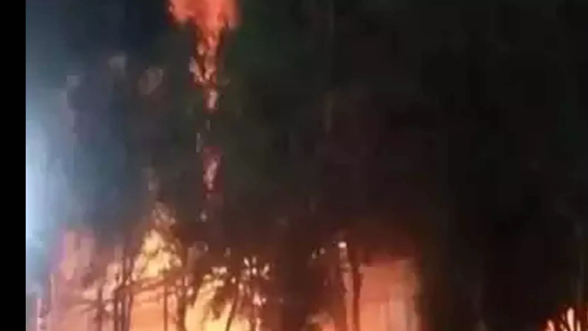 तेलंगाना के मेडचल मल्काजगिरी में कीटनाशक गोदाम में आग लग गई