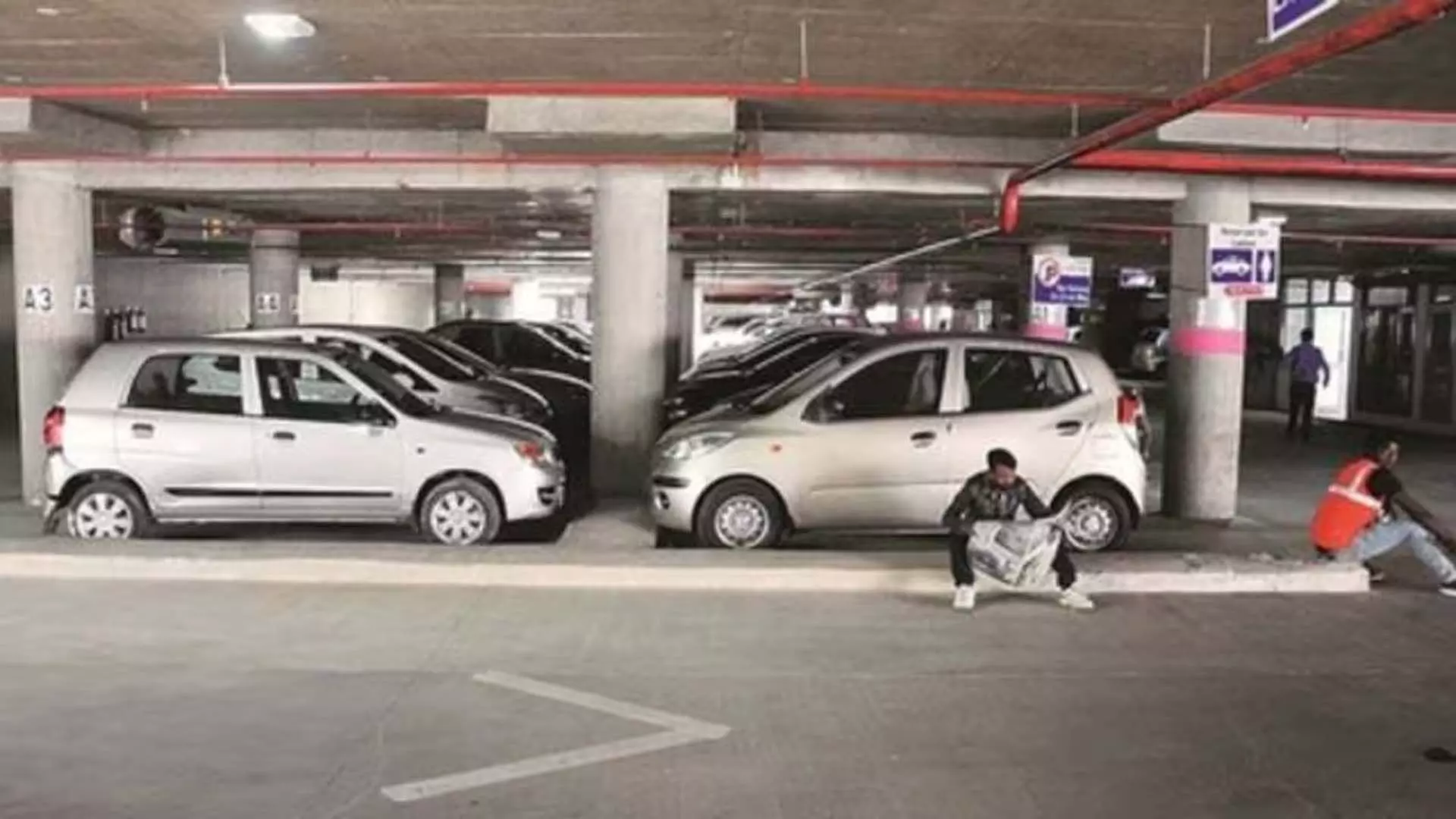 गाजियाबाद मॉल की पार्किंग में कार की चपेट में आने से बच्चे की मौत