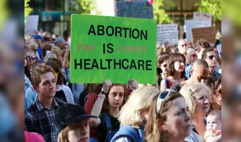 फ्रांस ने गर्भपात को संवैधानिक अधिकार बनाया