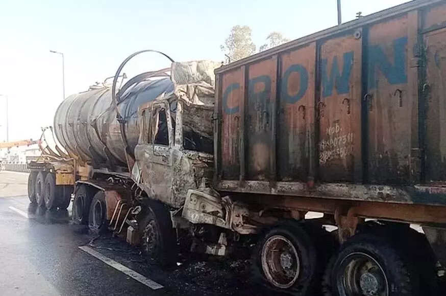 कैमिकल से भरे ट्रक को टैंकर ने पीछे से मारी टक्कर