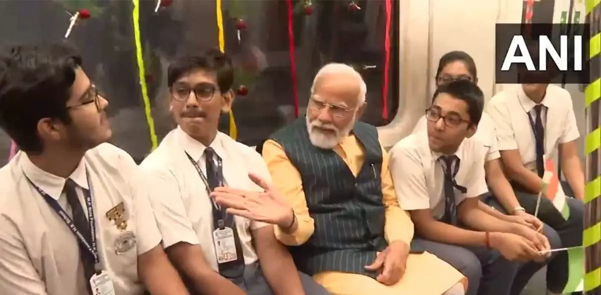 प्रधानमंत्री मोदी भारत की पहली अंडरवॉटर मेट्रो रेल में हुए सवार, देखें उद्घाटन का वीडियो