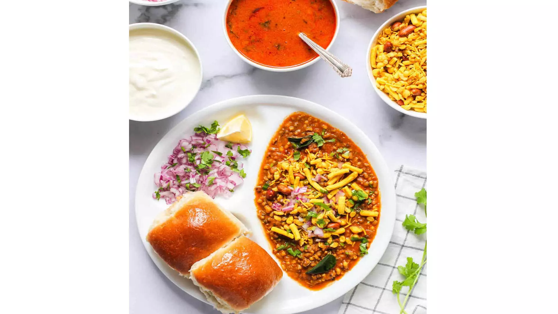 महाराष्ट्र की मशहूर मिसल पाव का स्वाद, रेसिपी