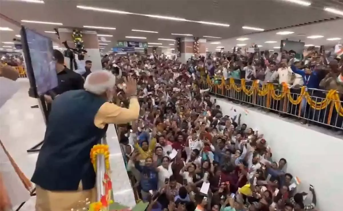 प्रधानमंत्री के पहुंचते ही मोदी-मोदी और जय श्री राम के नारों की गूंज, झलक पाने लोगों की भीड़ उमड़ी