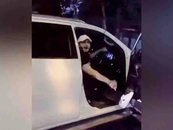नजफगढ़-राजौरी मार्ग पर लापरवाह स्टंट का वीडियो वायरल होने के बाद दिल्ली पुलिस ने कार जब्त कर ली