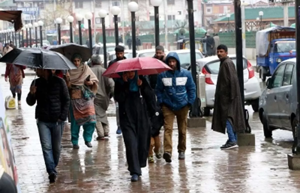 जम्मू-कश्मीर में कई स्थानों पर हल्की बारिश, बर्फबारी की संभावना