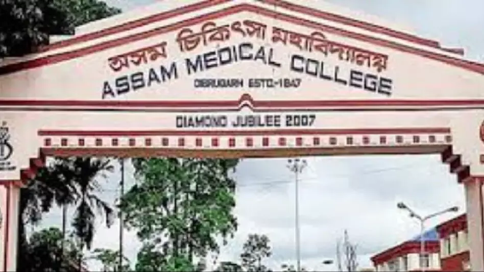 वारिस पंजाब डी के सदस्य कुलवंत सिंह मिर्गी के दौरे के बाद असम मेडिकल कॉलेज पहुंचे