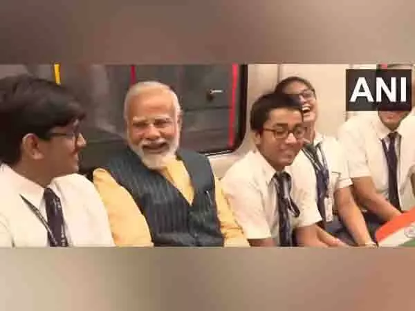 पीएम मोदी ने कोलकाता में भारत की पहली अंडरवाटर मेट्रो ट्रेन में स्कूली छात्रों के साथ यात्रा की