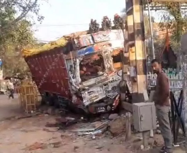 ट्रक रेलवे क्रॉसिंग के पास हाईट गेज में जा घुसा, ट्रक चालक की मौत