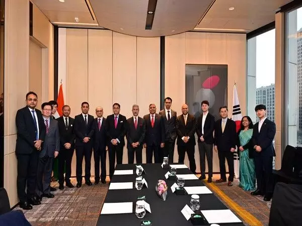 विदेश मंत्री ने दक्षिण कोरिया में इंडियन चैंबर ऑफ कॉमर्स के प्रतिनिधियों से मुलाकात की