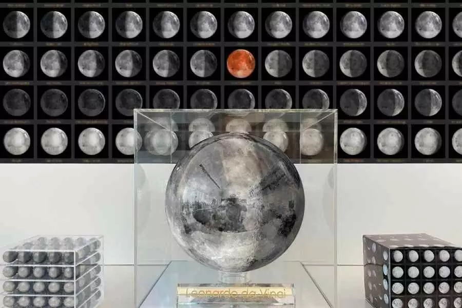 अमेरिकी कलाकार जेफ कून्स ने चंद्रमा पर छोड़ी जाने वाली कलाकृति भेजी
