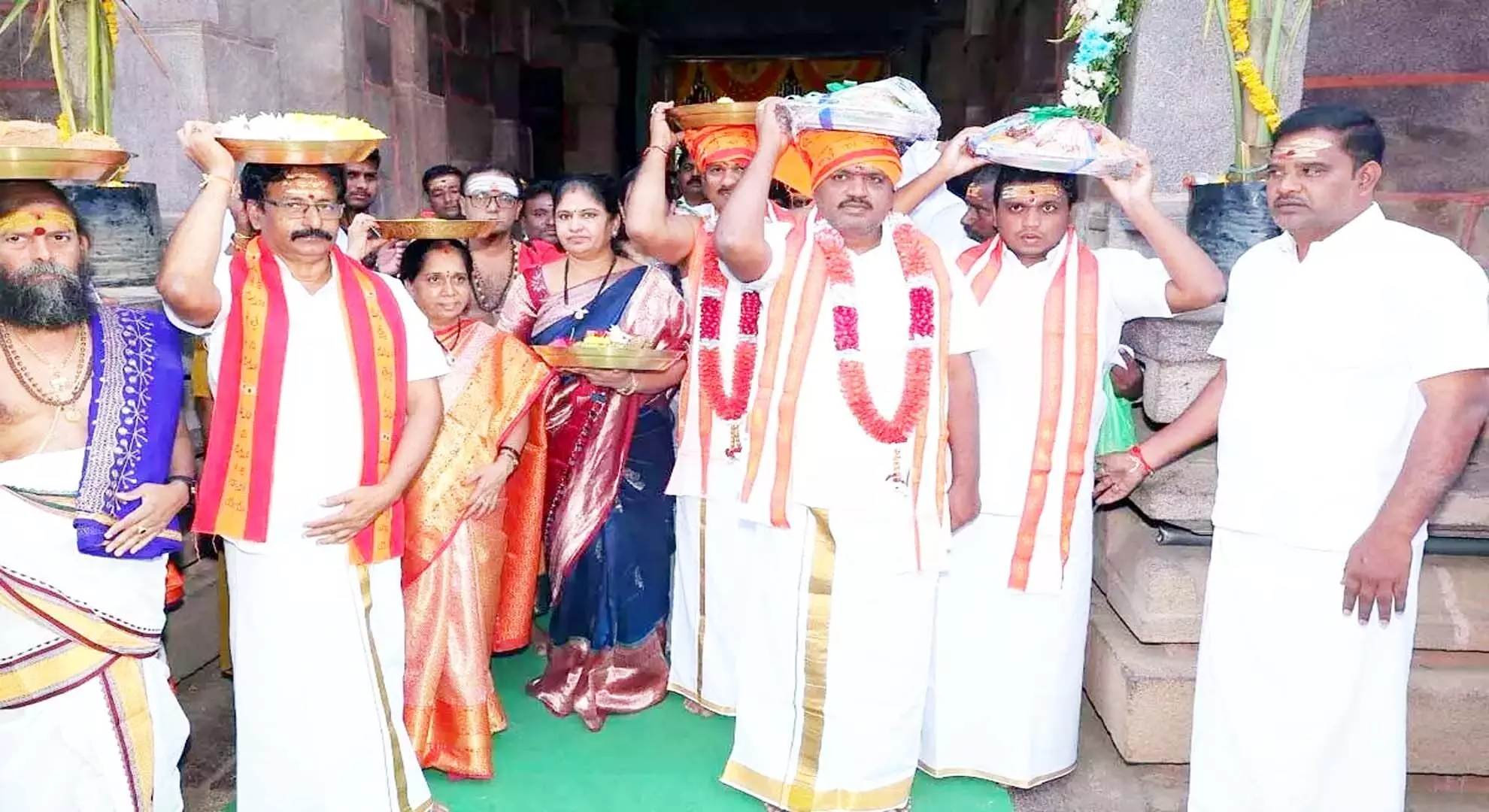 कनिपक्कम मंदिर के अधिकारियों ने मल्लिकार्जुन स्वामी को रेशम के वस्त्र भेंट किए