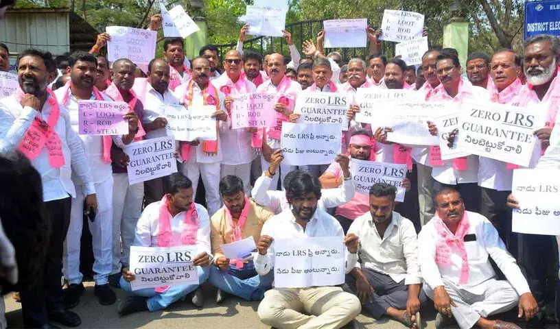 बीआरएस नेताओं ने मुफ्त लेआउट नियमितीकरण के लिए रैली निकाली