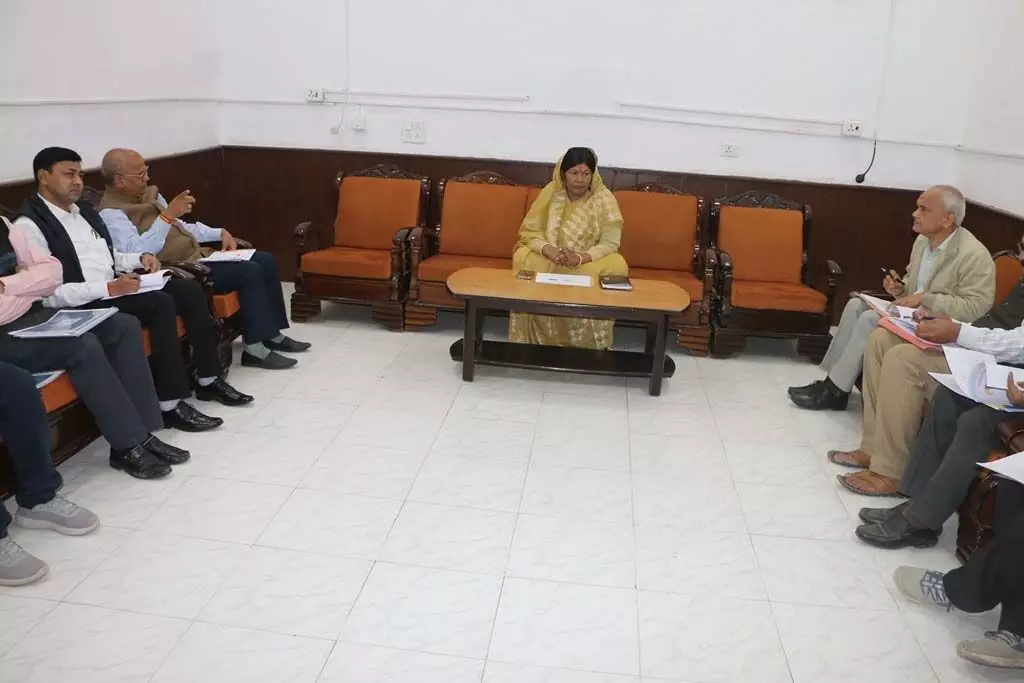 लोक स्वास्थ्य यांत्रिकी विभाग मंत्री उइके ने विभागीय अधिकारियों के साथ की बैठक
