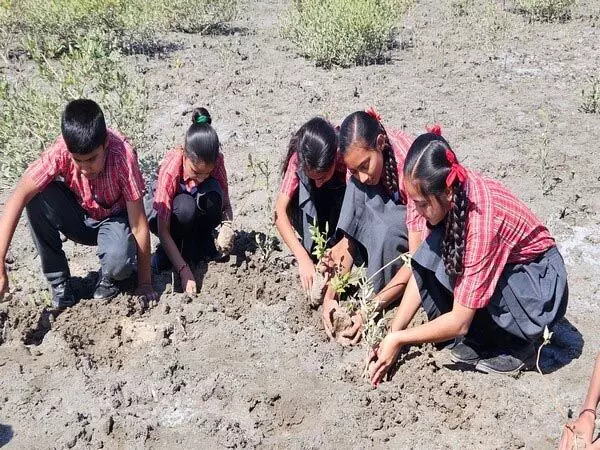 अदानी विद्या मंदिर, भद्रेश्वर के छात्रों ने 25,000 से अधिक पौधे लगाने का संकल्प लिया