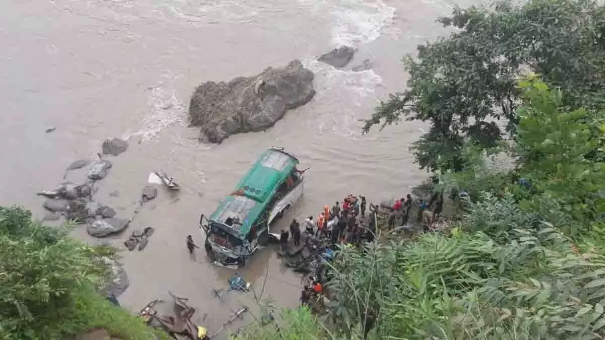 त्रिशूल नदी में गिरी यात्रियों से भरी बस, 7 लोगों की दर्दनाक मौत