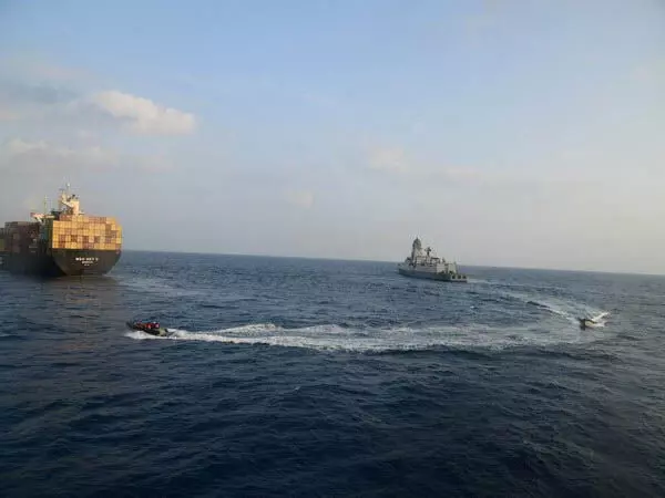 भारतीय युद्धपोत ने अदन की खाड़ी में लाइबेरिया के झंडे वाले व्यापारी जहाज से संकट कॉल का जवाब दिया