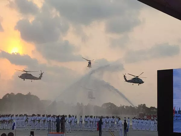 भारतीय नौसेना में नव-शामिल MH 60R सीहॉक हेलीकॉप्टर शामिल